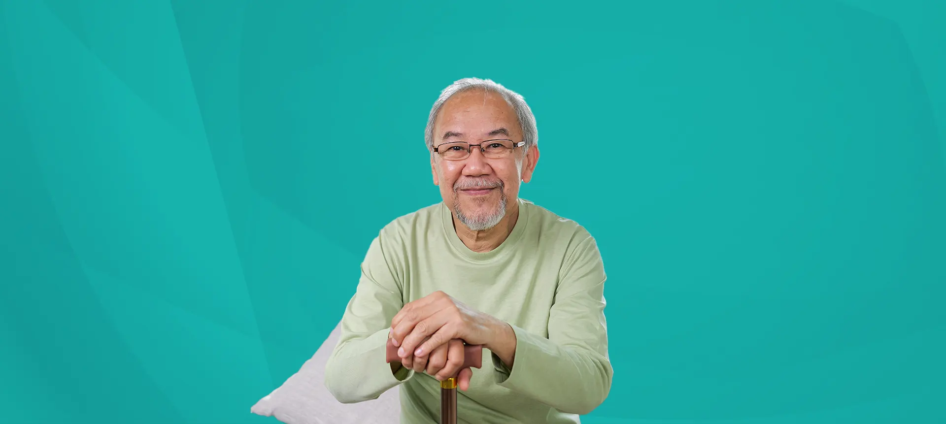 Lansia berjalan pagi dengan senyum sehat dalam program Posyandu Lansia Kemenkes RI